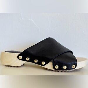 NWT! KELSI DAGGER STUDDED CLOG